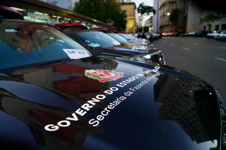 Viaturas policiais e agentes em frente a condomínio de luxo durante a Operação Fisco Paralelo, investigando corrupção na Sefaz SP.