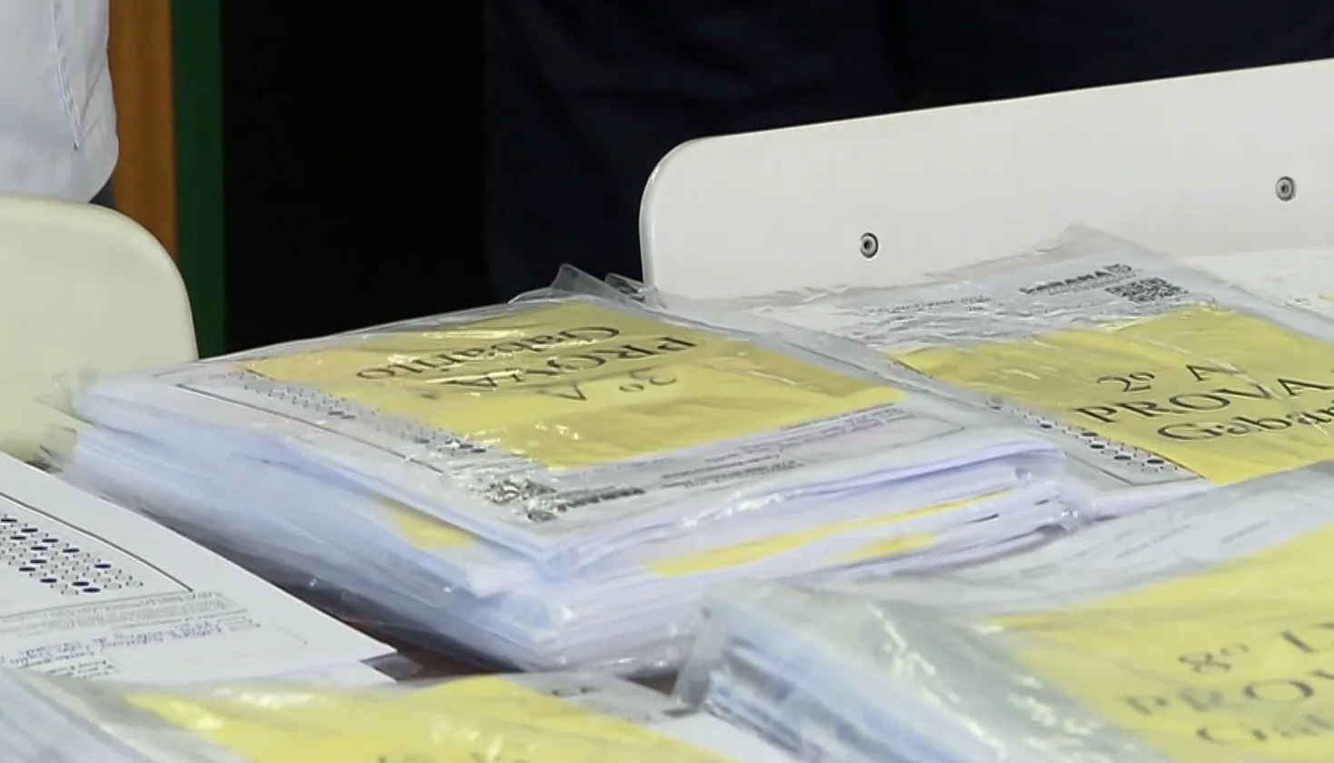 Mesa com documentos de investigação e algemas, simbolizando a fraude no programa de acesso a universidades.