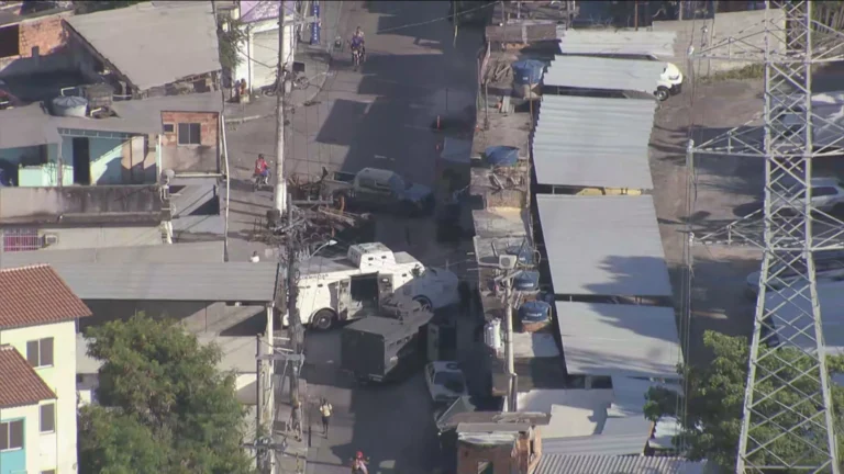 Blindado da polícia e blocos de concreto em operação no Complexo do Alemão