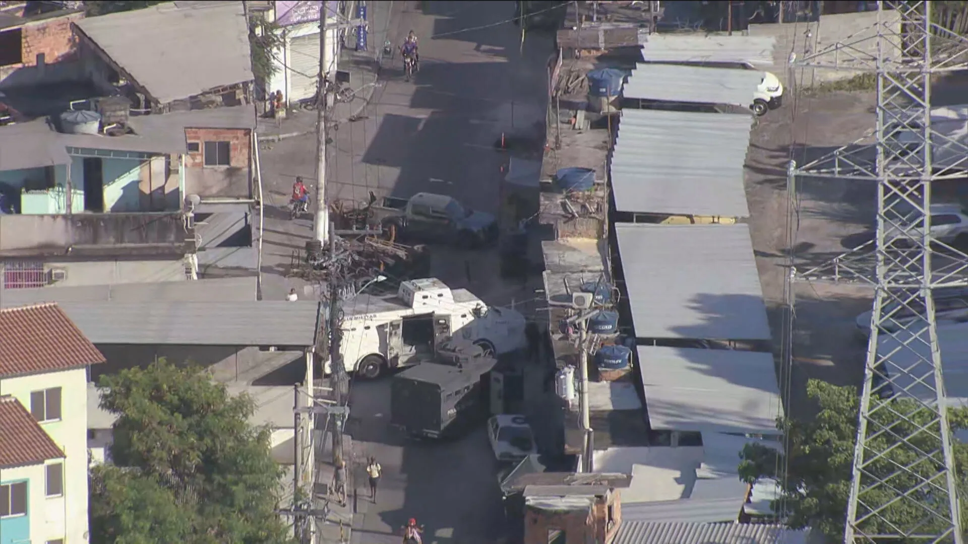 Blindado da polícia e blocos de concreto em operação no Complexo do Alemão