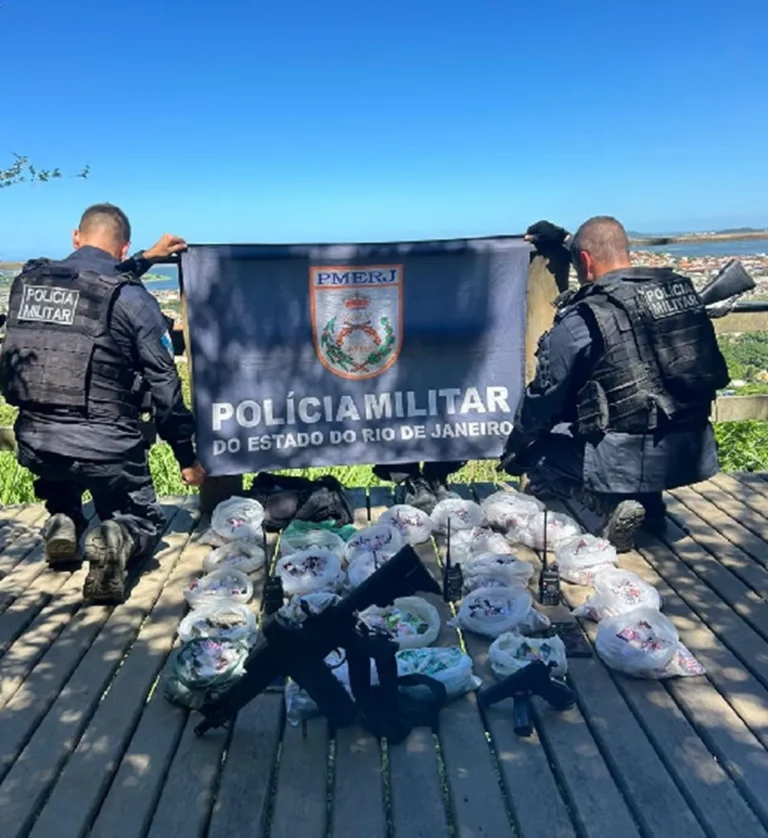 Imagem de operação policial em São Pedro da Aldeia com armas e drogas apreendidas