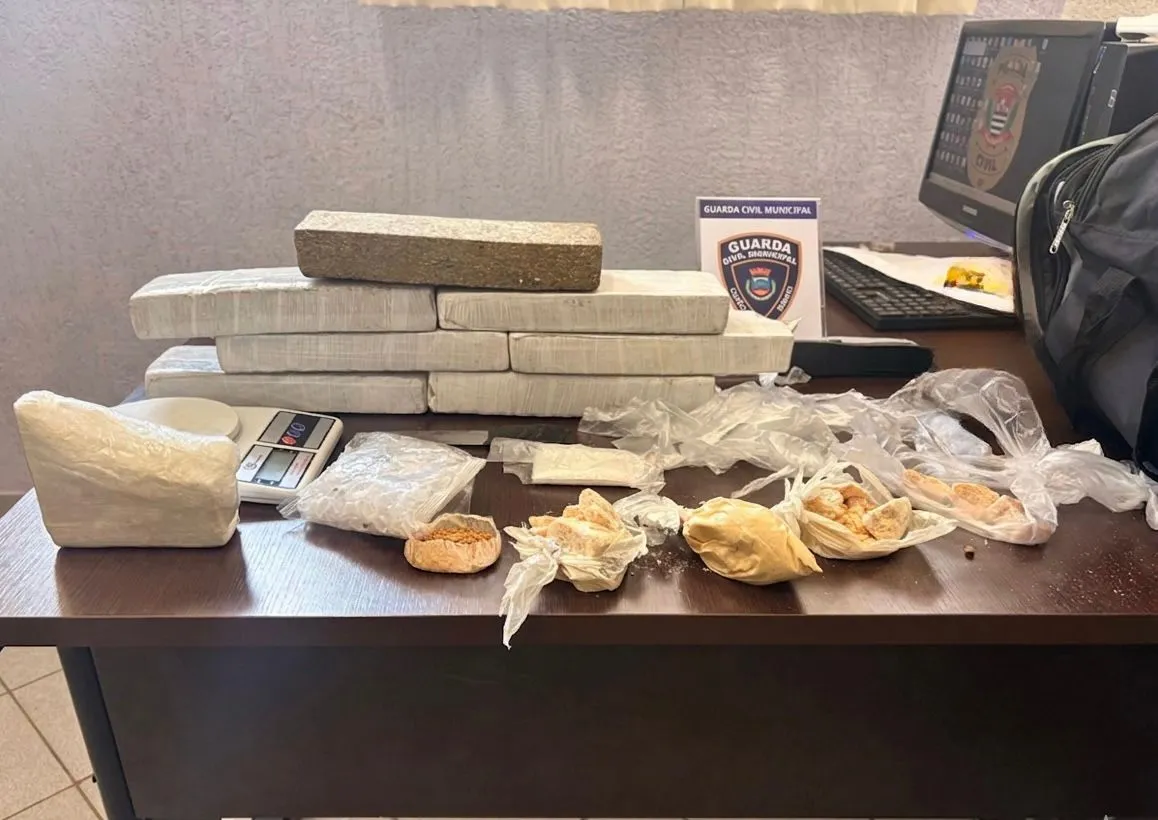 Imagem da apreensão de drogas, com entorpecentes e materiais de tráfico, em Capão Bonito e Itapetininga.