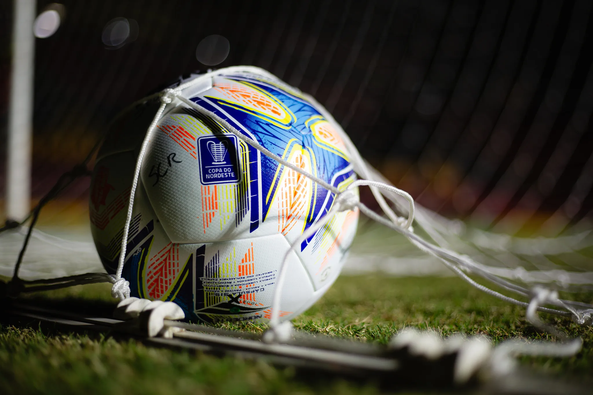 Bola de futebol com gráficos financeiros, representando a atuação de investidores na FFU e a fiscalização do Ministério do Esporte.