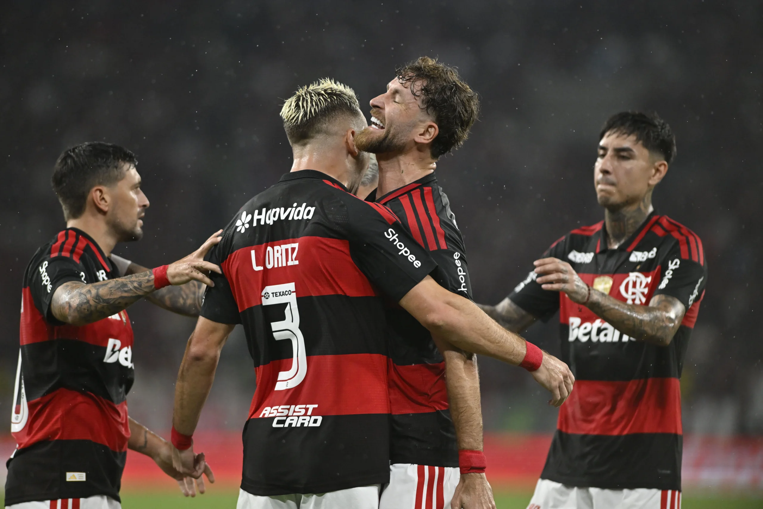 Léo Ortiz em entrevista, camisa do Flamengo, falando sobre táticas