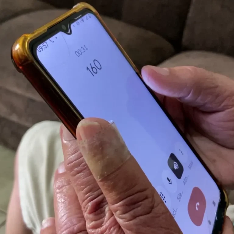 Pessoa idosa ligando para o Atendimento 160 Campinas com expressão de frustração