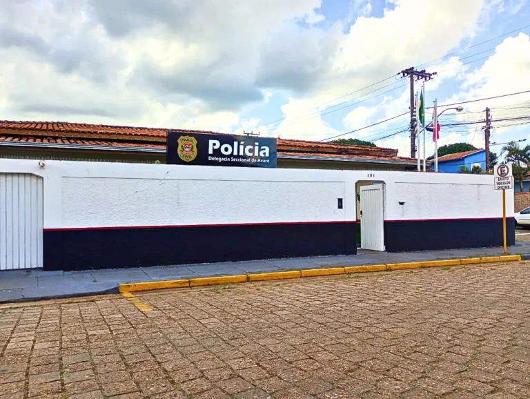 Viaturas policiais e casa abandonada indicam investigação na área rural de Águas de Santa Bárbara.