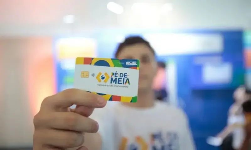 Jovem estudante verifica pagamentos do Pé-de-Meia