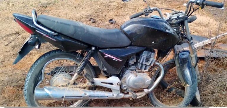 Motocicleta danificada após acidente fatal na MG-202 em Ubaí