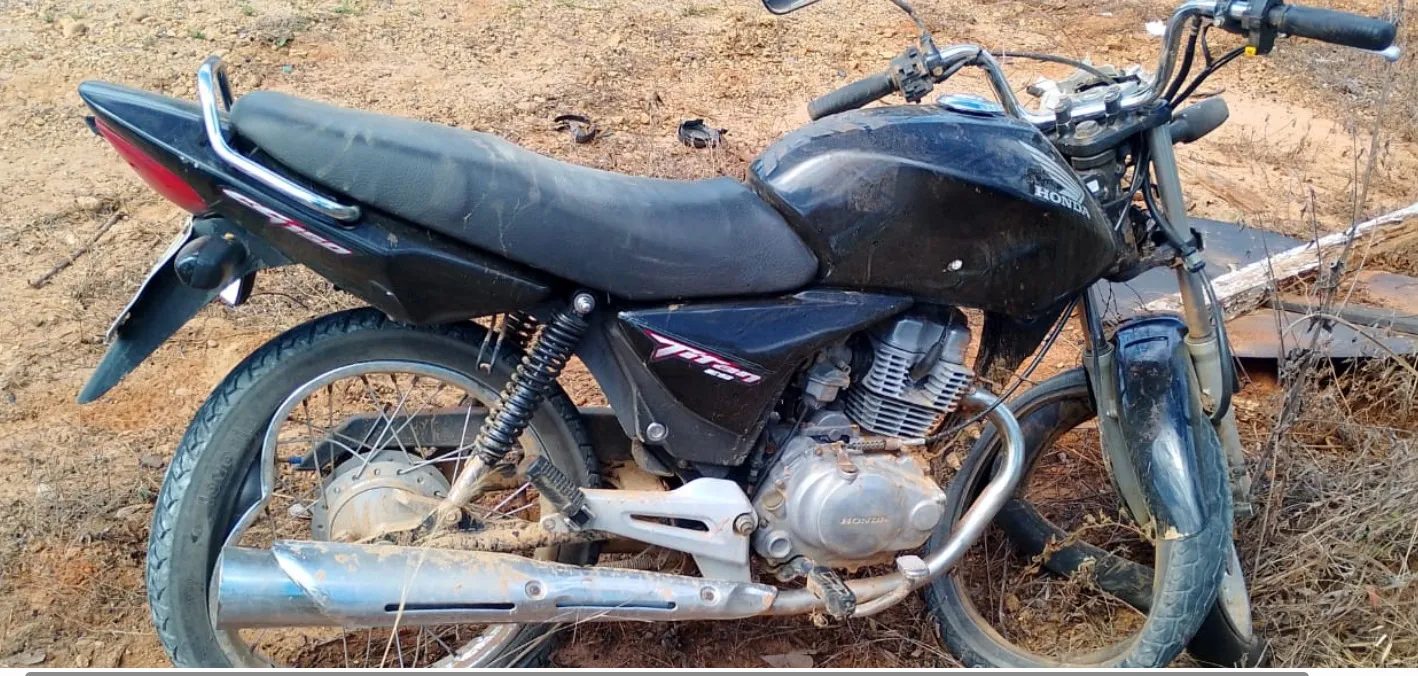Motocicleta danificada após acidente fatal na MG-202 em Ubaí