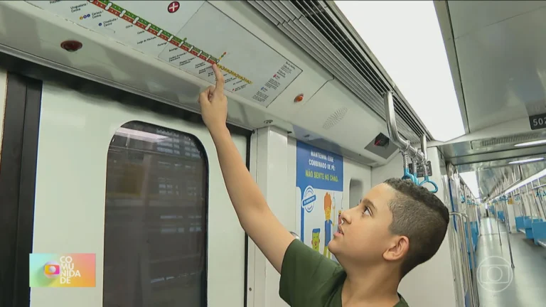 Menino autista Nathan em simulador de metrô do Rio