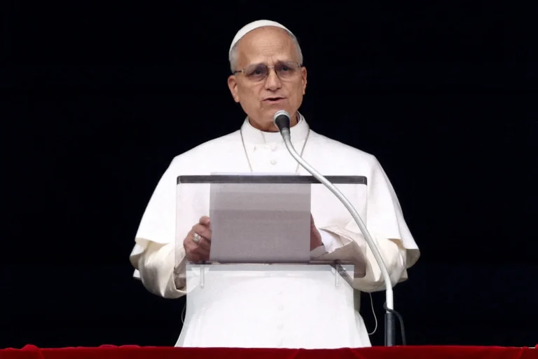 Papa Leão XIV orando no Vaticano durante Domingo de Ramos