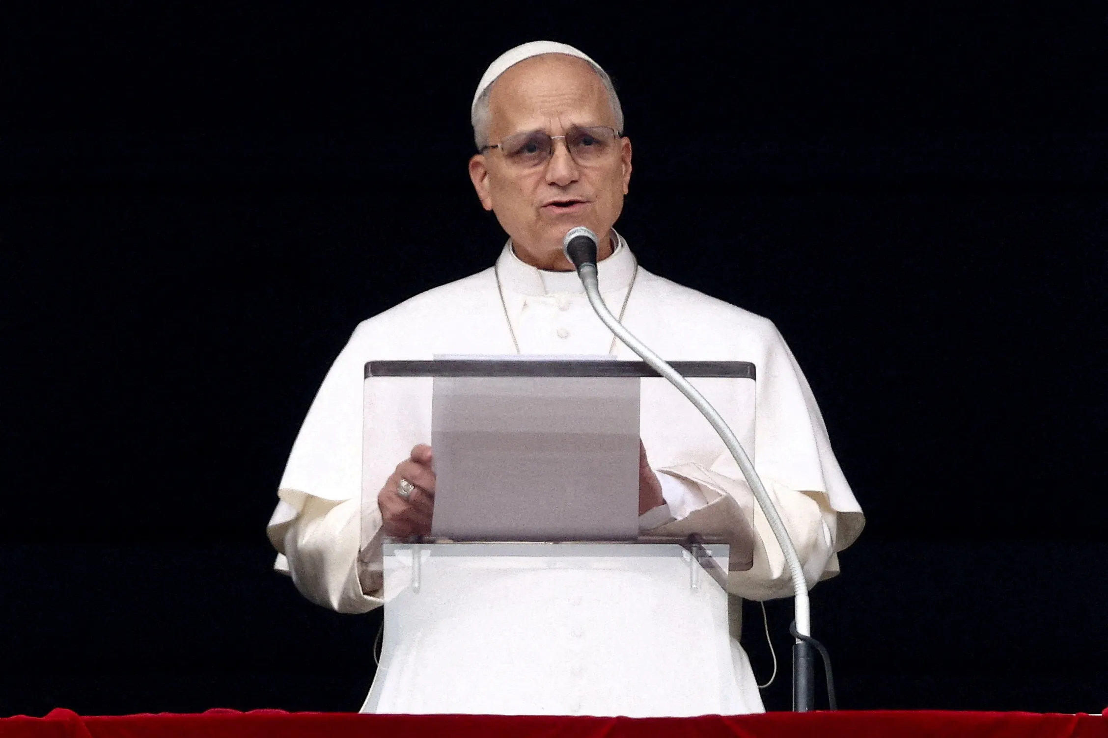 Papa Leão XIV orando no Vaticano durante Domingo de Ramos