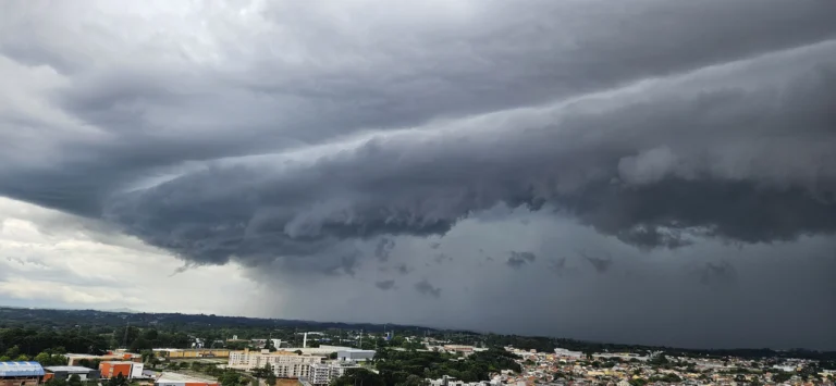 Alerta de tempestade no Paraná com nuvens escuras