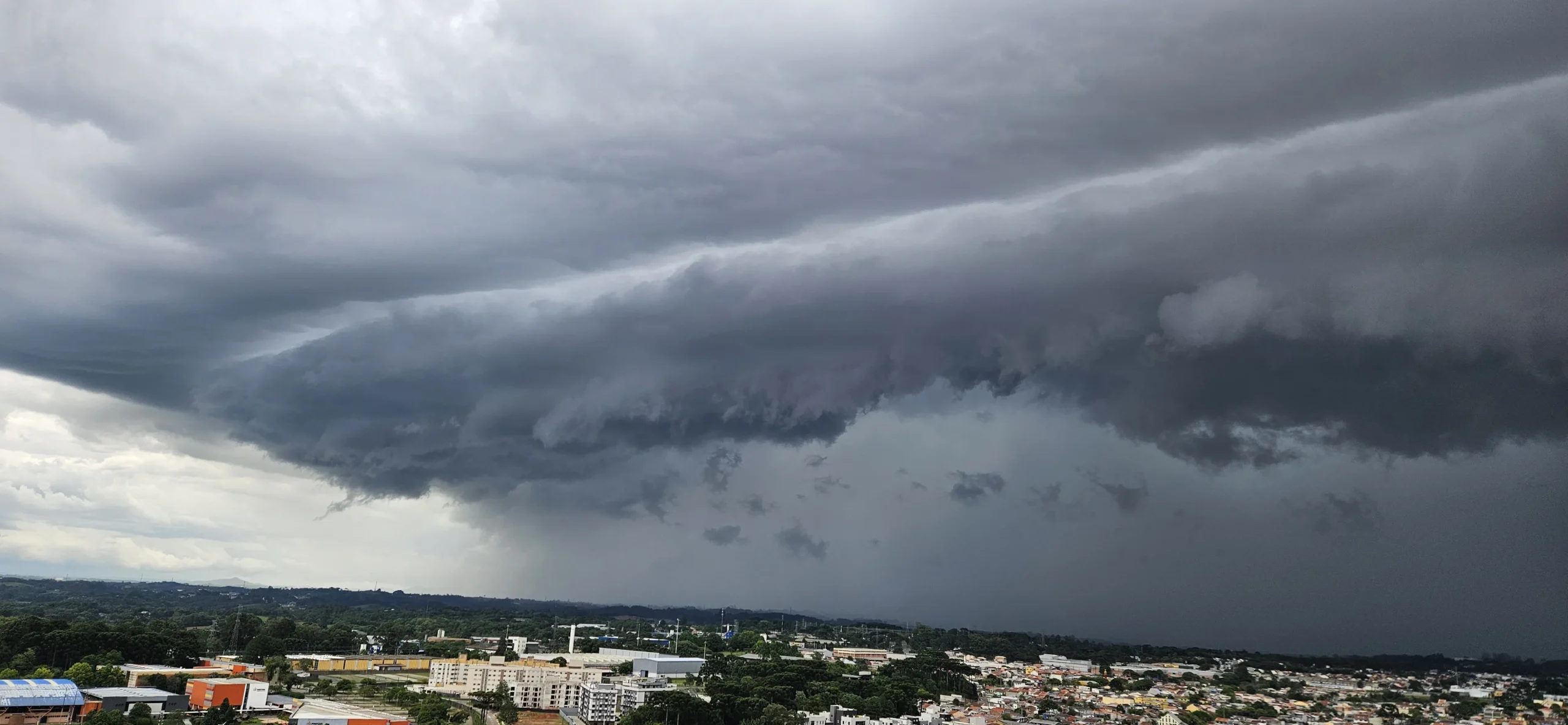 Alerta de tempestade no Paraná com nuvens escuras