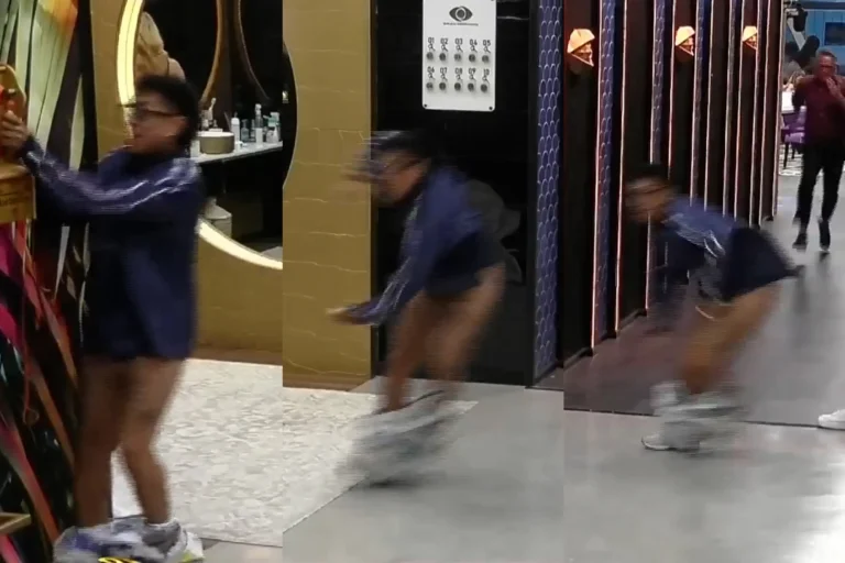 Brian, participante do Big Brother Argentina, atendendo o big fone de calças abaixadas