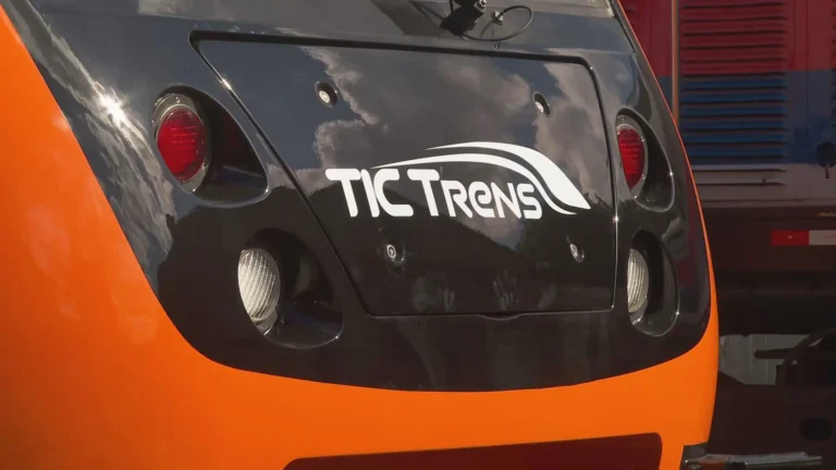 Plataforma da Estação Palmeiras-Barra Funda com passageiros e trem