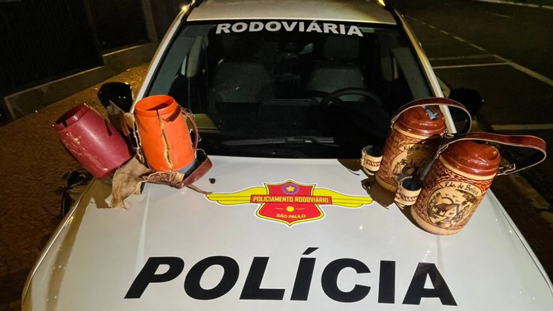 Agentes da Polícia Rodoviária com drogas apreendidas em ônibus
