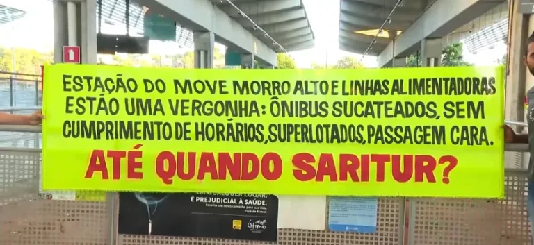 Manifestação de passageiros bloqueia terminal de ônibus Morro Alto em Vespasiano, Grande BH