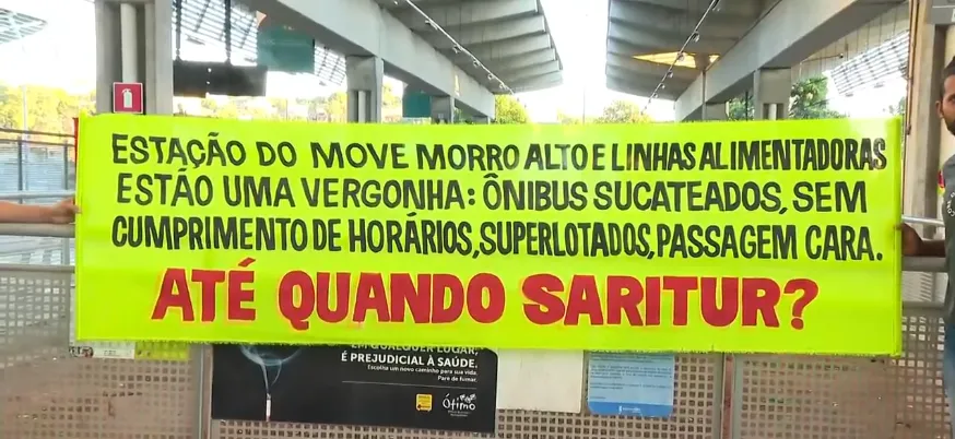 Manifestação de passageiros bloqueia terminal de ônibus Morro Alto em Vespasiano, Grande BH