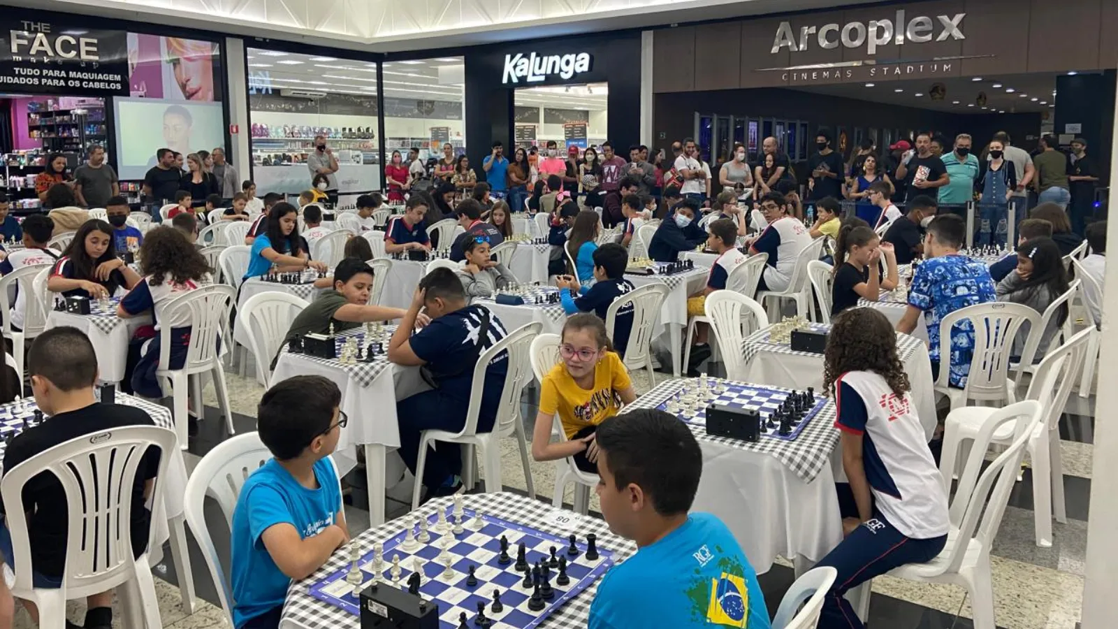 Crianças jogando xadrez no 4º Torneio de Xadrez do Pátio Limeira Shopping