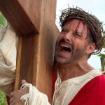 Henri Castelli com figurino pegando fogo na Paixão de Cristo