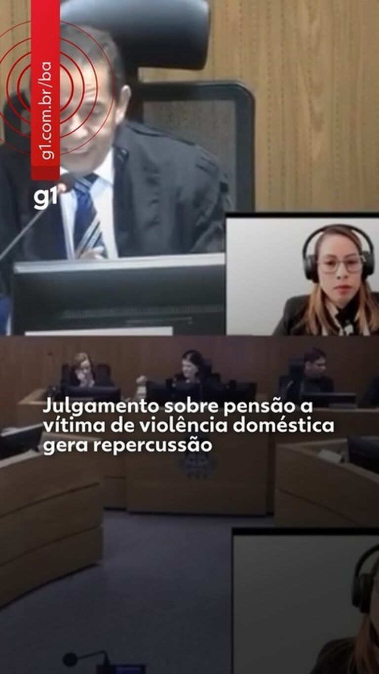 Martelo de juiz em mesa de tribunal durante julgamento de pensão alimentícia