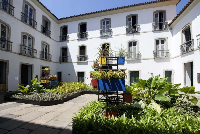 Pessoas aproveitando a agenda cultural do Rio de Janeiro com shows e exposições