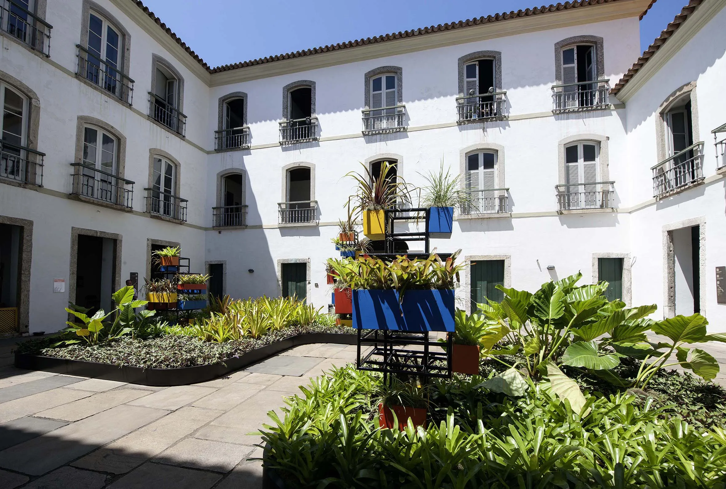 Pessoas aproveitando a agenda cultural do Rio de Janeiro com shows e exposições