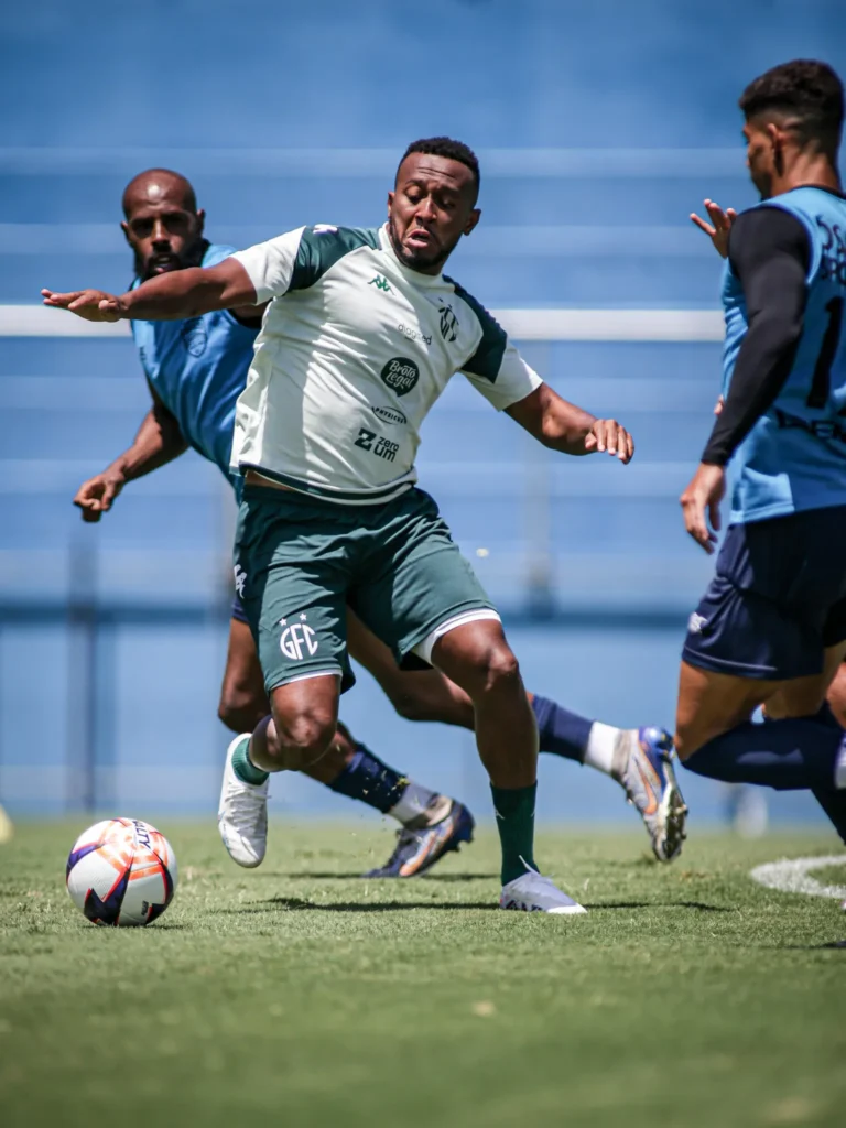 Maranhão atacante Guarani comemoração gol disputa ataque Série C