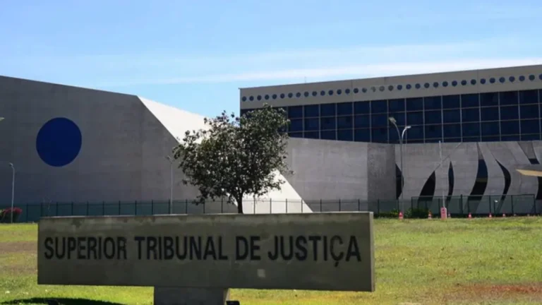 Logo da Polícia Federal em uniforme com fundo de tribunal, representando investigação de venda de sentenças