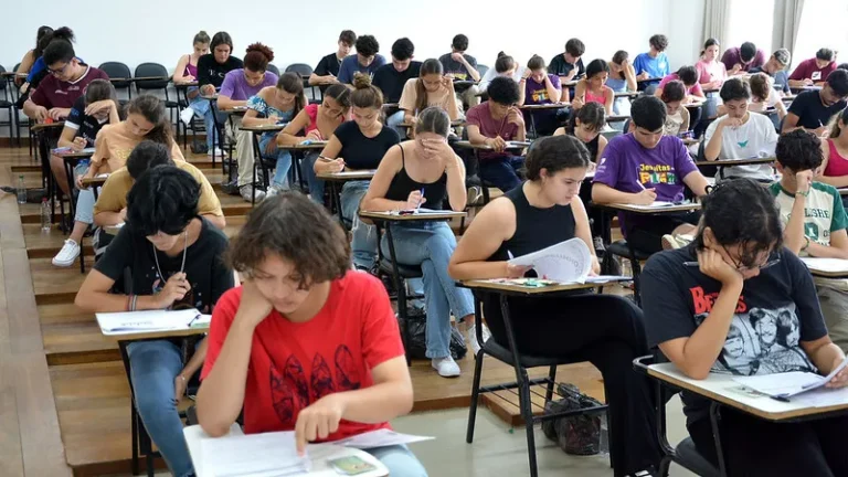 Grupo de estudantes focado nos estudos para o Pism 2027