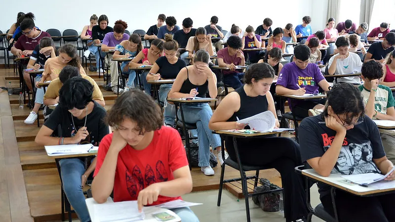 Grupo de estudantes focado nos estudos para o Pism 2027