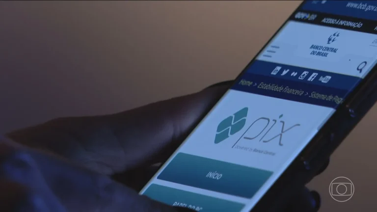 Pessoa frustrada com erro no Pix Banco do Brasil no celular