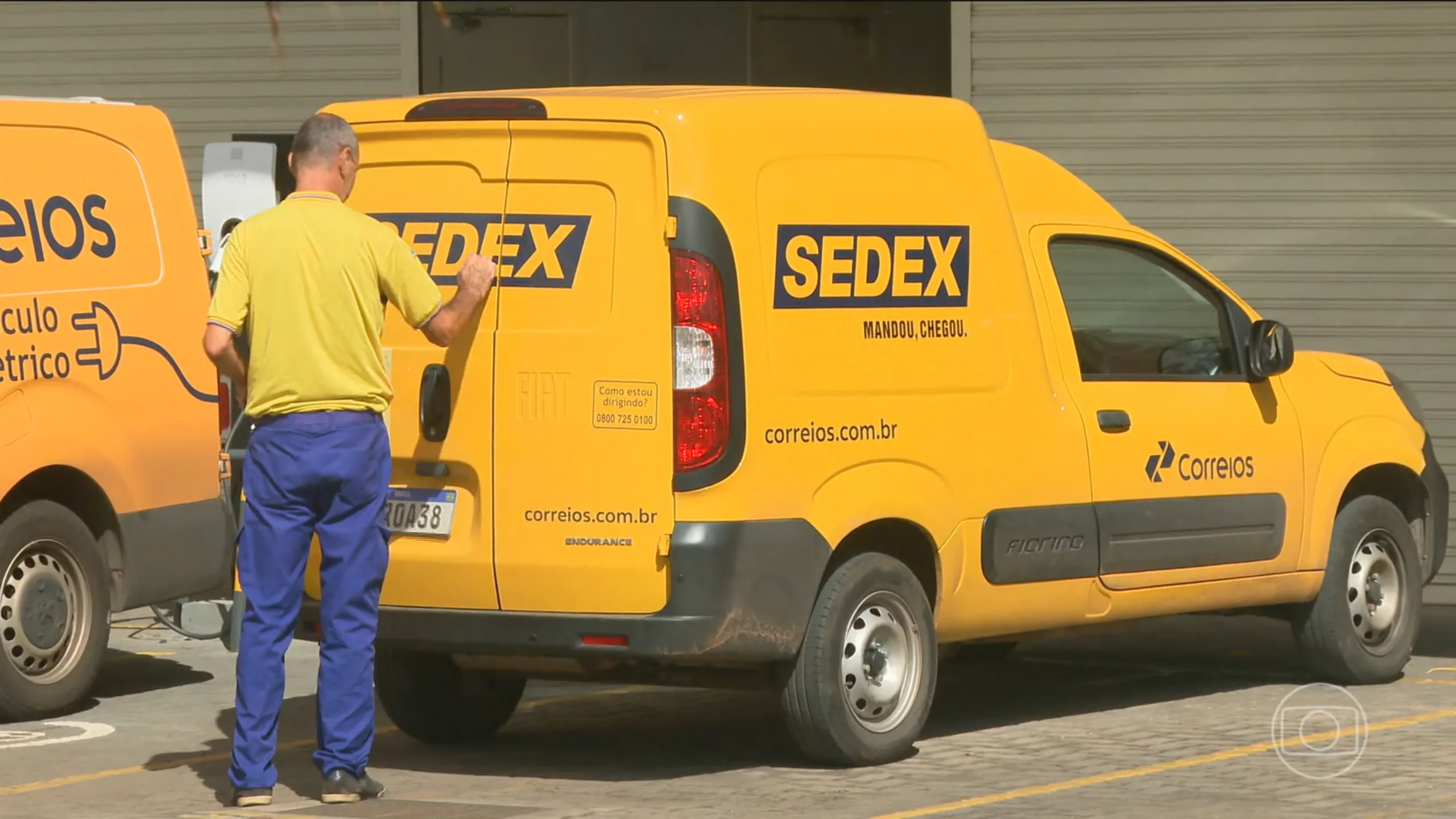 Corredor vazio de escritório moderno, Correios, reestruturação, demissão voluntária