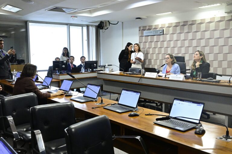 Estudantes e professores em sala de aula, simbolizando o impacto do Plano Nacional de Educação (PNE) aprovado pelo Senado.