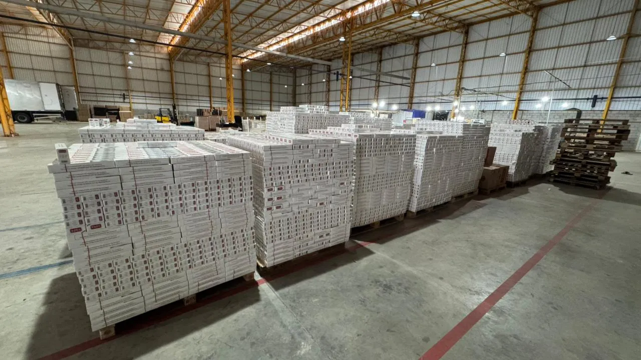 Galpão com fábrica de cigarros falsificados apreendida pela polícia em Salto, SP