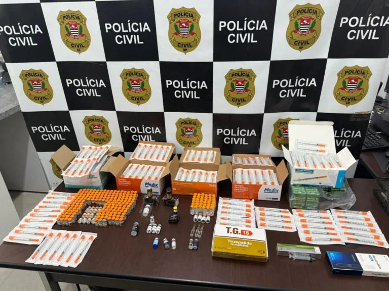 Policiais apreendem produtos para emagrecimento sem registro em sex shop