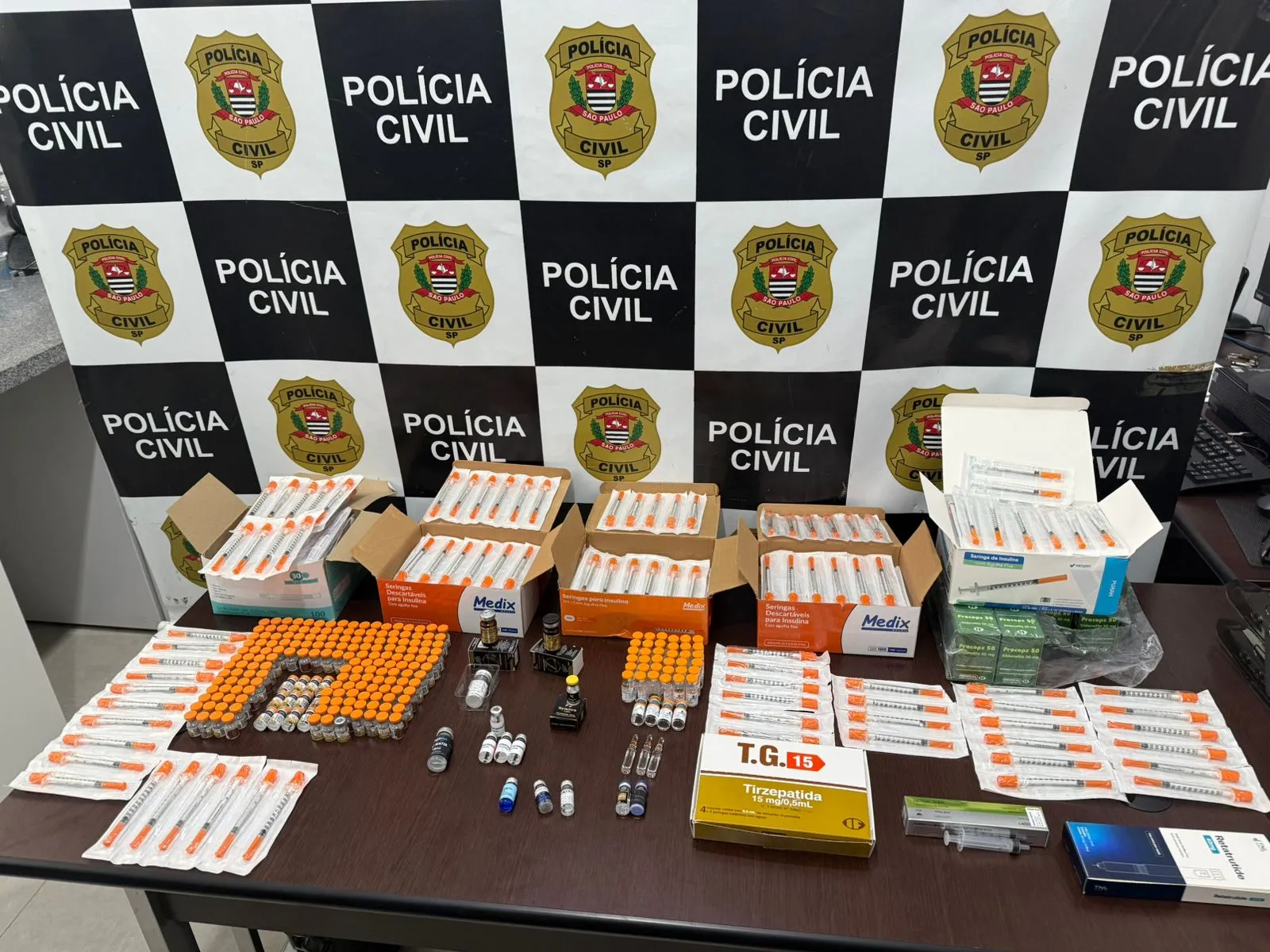 Policiais apreendem produtos para emagrecimento sem registro em sex shop