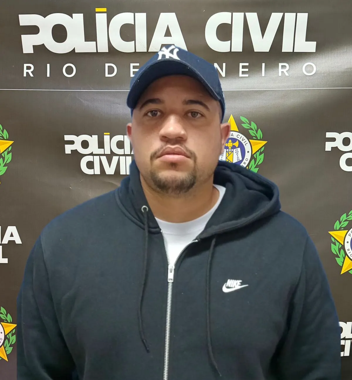 Polícia Civil prendendo suspeito de quadrilha na Zona Oeste do Rio