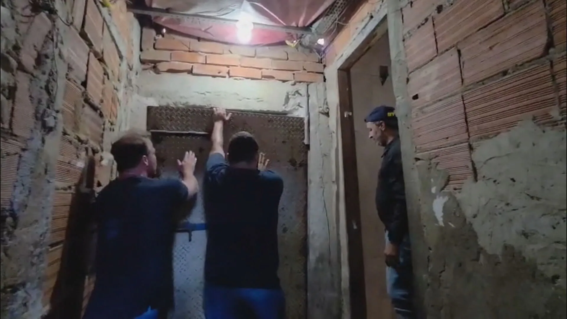 Bunker do tráfico na Lapa: Polícia Civil desmantela ponto de drogas com porta de ferro