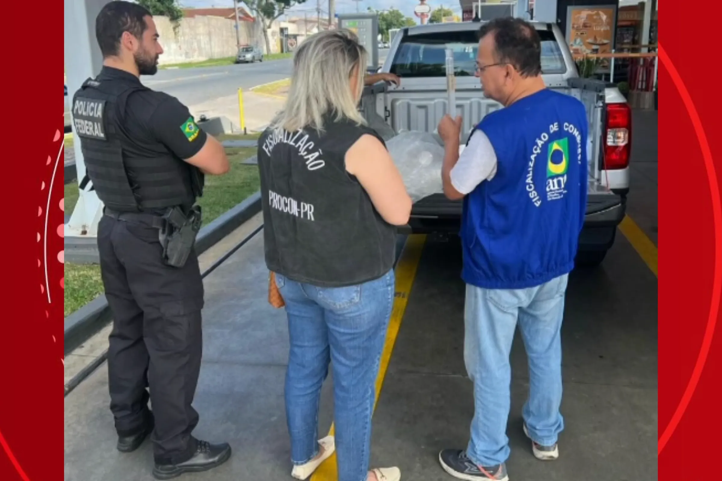 Agentes da Polícia Federal fiscalizando um posto de gasolina no Paraná