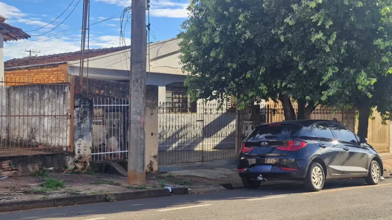 Polícia Civil realizando busca em residência durante investigação de assassinato em Rio Preto, com foco em documentos apreendidos.