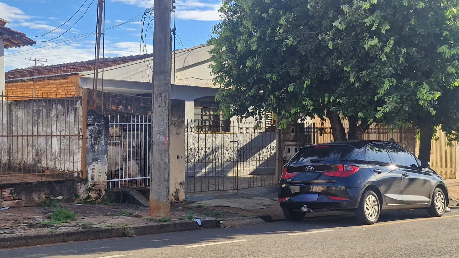 Polícia Civil realizando busca em residência durante investigação de assassinato em Rio Preto, com foco em documentos apreendidos.