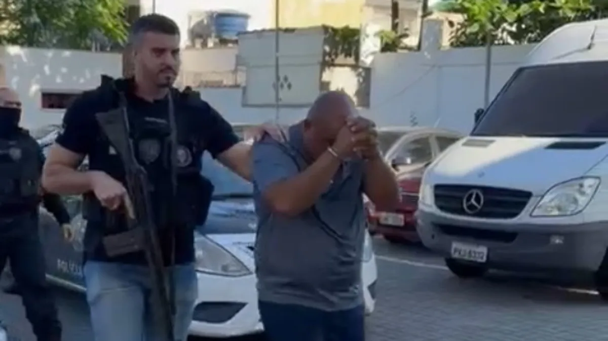 Polícia investiga morte de entregador em Itaguaí, com viatura e fita de isolamento ao fundo