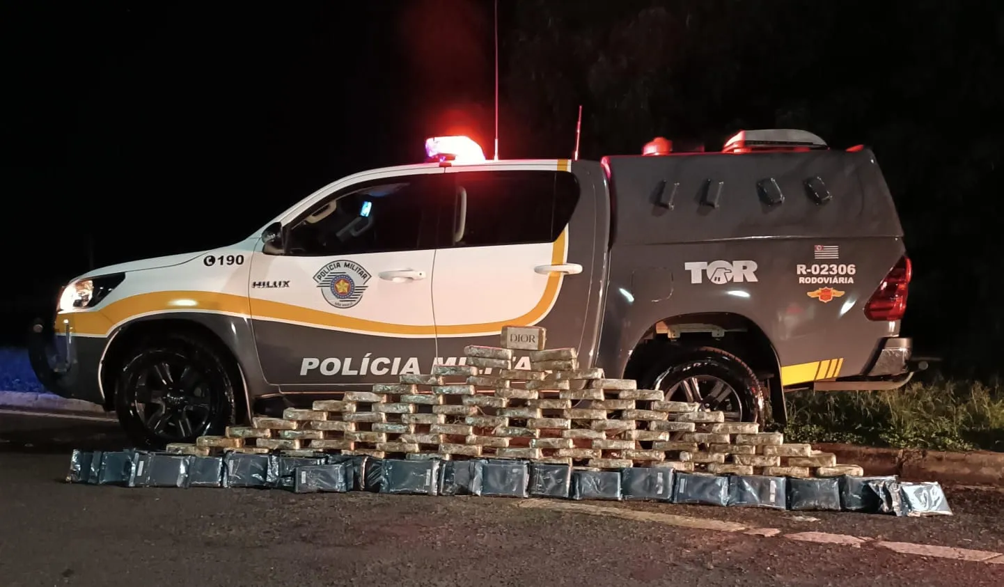 Policiais rodoviários encontram grande quantidade de drogas em compartimento secreto de carreta na Rodovia Raposo Tavares