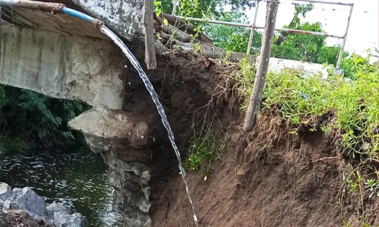 Ponte de Três Riachos desmoronada em Feira de Santana com veículos de reparo e equipes da Soma
