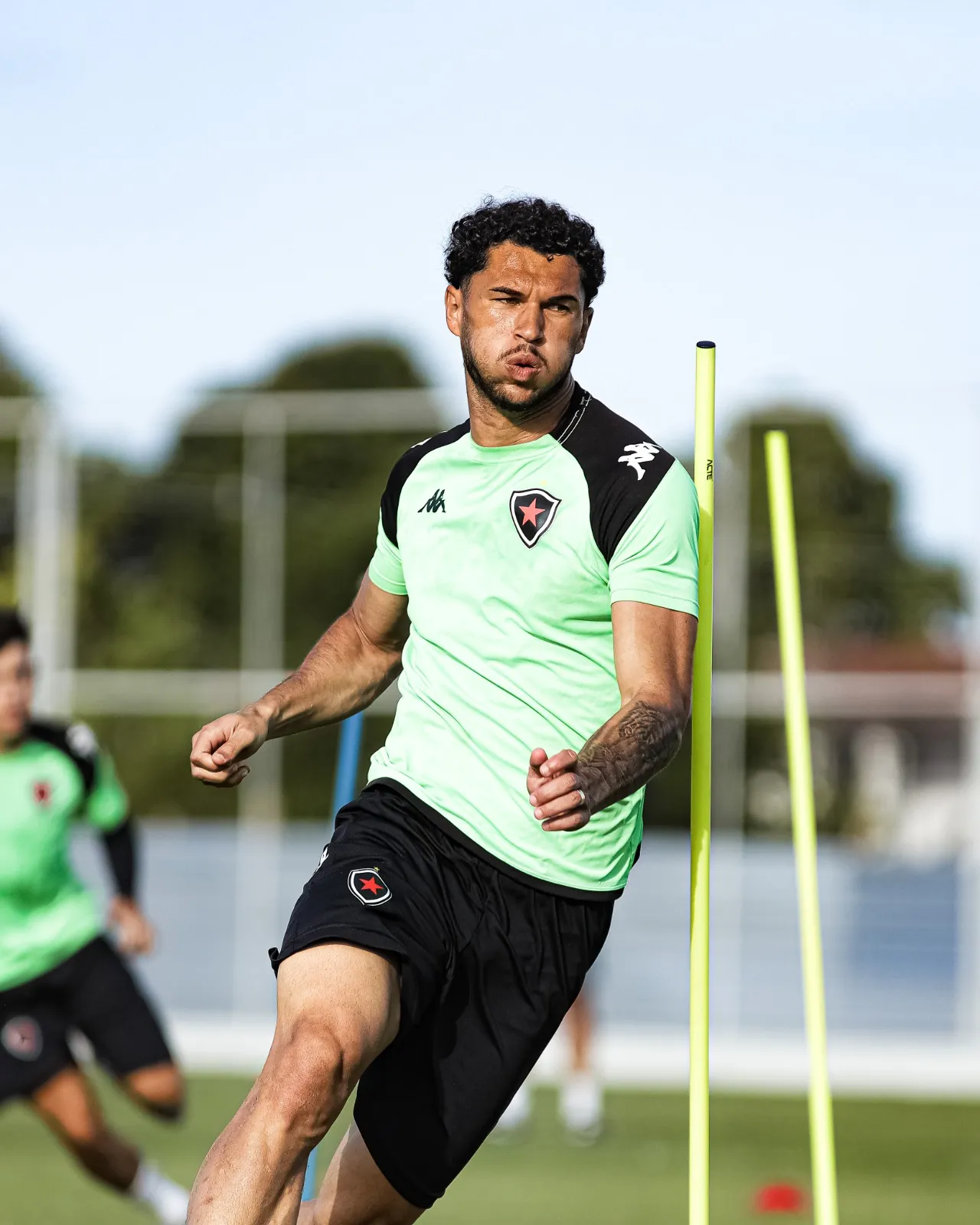 Ponte Preta zagueiro em campo, jogador de futebol, defesa