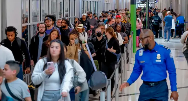 Filas de passageiros em aeroporto americano, segurança TSA