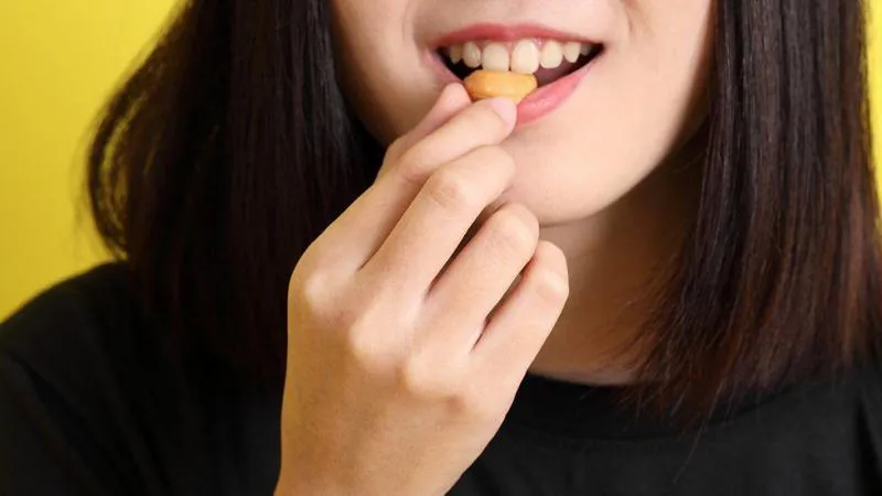 Pessoas comendo alimentos saudáveis em grupo, alimentação consciente, refeição equilibrada