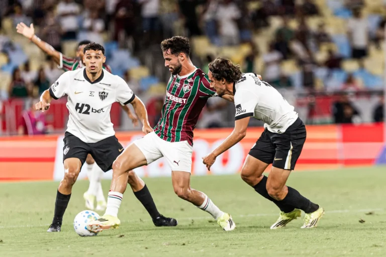 Martinelli, volante do Fluminense, em campo durante partida contra o Atlético-MG